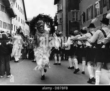 Feste, carnevale a Partenkirchen, 'shaking the bells' a Mittenwald, partecipanti alla processione indossando maschere di legno, guidati dal ballerino principale, Mittenwald, 1965, Additional-Rights-clearences-not available Foto Stock