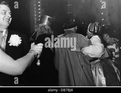 Feste, carnevale, festa della società 'Damische Ritter', ospiti in costume che ballano, Löwenbräukeller, Monaco, 1957, diritti aggiuntivi-clearences-non disponibile Foto Stock