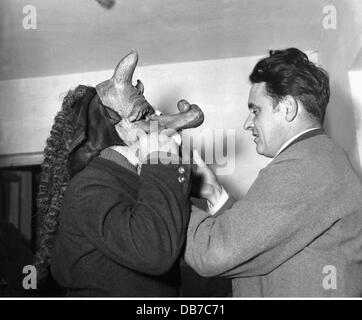 Feste, Perchtenlaufen, brutto Percht mettere sulla sua maschera di legno, Kirchseion, 1954, diritti aggiuntivi-clearences-non disponibile Foto Stock