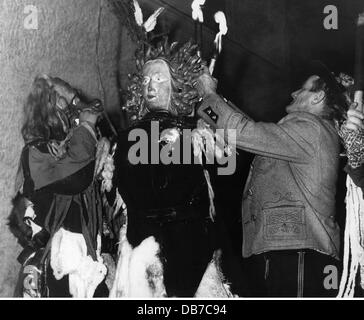 Feste, Perchtenlaufen, Hans Reupold Senior, iniziatore del Perchtenlaufen revivil, facendo una bella Percht con maschera di legno pronto per la processione fiaccolata, Kirchseion, 1959, Additional-Rights-Clearences-non disponibile Foto Stock