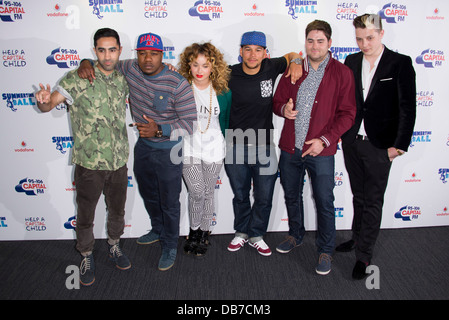 Arrivano rudimentale per il Capital FM Summertime Ball, lo Stadio di Wembley, Londra, domenica di giugno. 9, 2013. Foto Stock