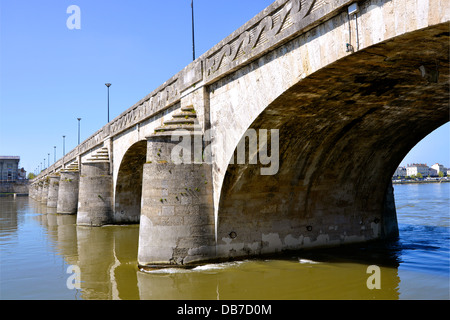 Dettaglio di Cessart ponte sopra il fiume Loira a Saumur, comune nel Maine-et-Loire department , regione Pays de la Loire in w Foto Stock