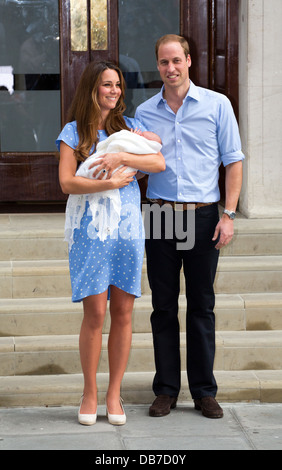 Il principe William e Catherine, duchessa di Cambridge, con il loro nuovo figlio, il principe George Alexander Louis al di fuori del Lindo ala. Foto Stock