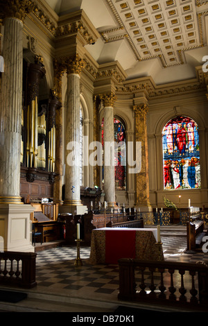 Regno Unito, Inghilterra, Birmingham, Cattedrale di S. Filippo, interno barocco, l'altare maggiore e Burne Jones finestra Foto Stock