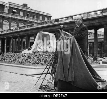 Colette, Sidonie Gabrielle 28.1.1873 - 3.8.1954, autore/scrittore francese, funerale, intervento di Roland Dorgeles, presidente dell'Academie Goncourt, corte del Palais Royal, Parigi, 7.8.1954, Foto Stock