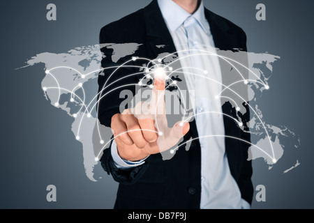 Ritratto di bello imprenditore toccando una mappa del mondo sullo schermo che mostra la connessione globale tra i diversi continenti Foto Stock