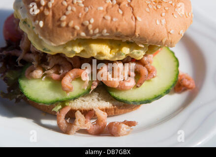 Una deliziosa shrimp burger viene servita su una piastra su un traghetto verso il tedesco nel Mare del Nord isola di Borkum, Germania, 19 luglio 2013. Foto: Joerg Sarbach Foto Stock