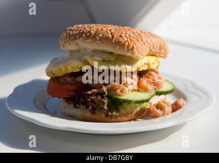 Una deliziosa shrimp burger viene servita su una piastra su un traghetto verso il tedesco nel Mare del Nord isola di Borkum, Germania, 19 luglio 2013. Foto: Joerg Sarbach Foto Stock