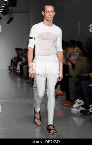 Un modello indossa un design da Astrid Andersen raccolta durante la London collezioni: Uomini SS14, domenica di giugno. 16, 2013. Foto Stock