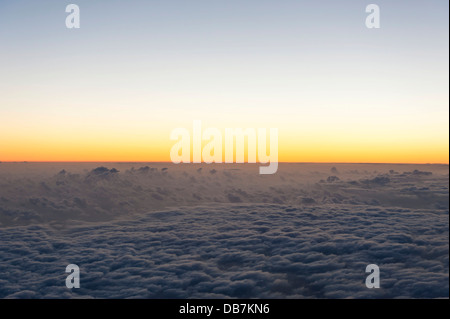 Vista aerea, sunrise, cielo rosso sopra un mare di nubi Foto Stock