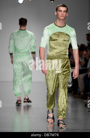 Un modello indossa un design da Astrid Andersen raccolta durante la London collezioni: Uomini SS14, domenica di giugno. 16, 2013. Foto Stock