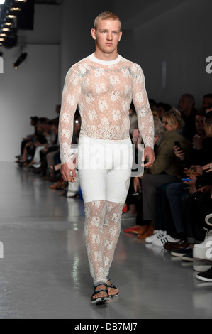 Un modello indossa un design da Astrid Andersen raccolta durante la London collezioni: Uomini SS14, domenica di giugno. 16, 2013. Foto Stock