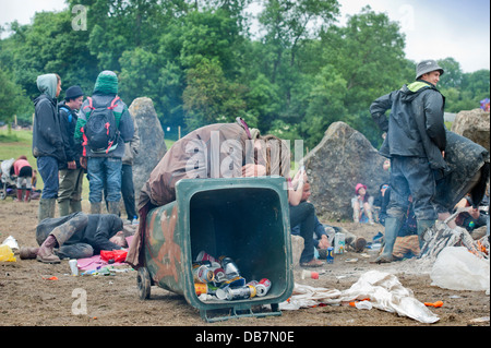 Glastonbury 2013 UK festaioli di svegliarvi al cerchio di pietra Foto Stock