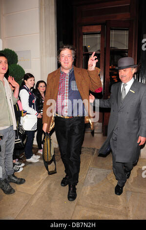 Stephen Fry lasciando il Lanesborough Hotel Londra Inghilterra - 14.05.11 Foto Stock