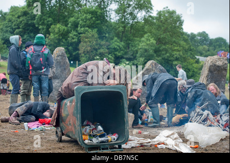 Glastonbury 2013 UK festaioli di svegliarvi al cerchio di pietra Foto Stock
