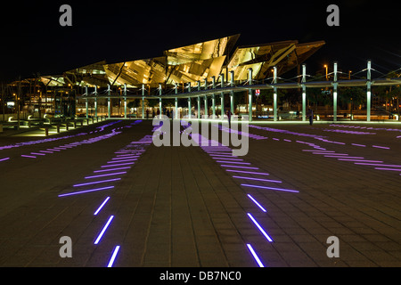 Installazione delle luci e il nuovo tetto della stazione della metropolitana di Plaça de les Glòries Catalanes Square, Barcellona, in Catalogna, Spagna Foto Stock