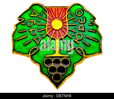 Era comunista sovietico badge di smalto; Abrau-Dyurso / Abrau-Durso, vicino Novorossiysk, Krasnodar Krai. Importante regione viticola Foto Stock