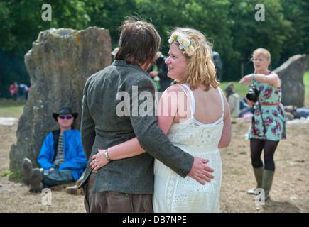 Glastonbury Festival 2013 - Marco e Rebecca Giordano da Bedfordshire benedire il loro matrimonio al cerchio di pietra. Foto Stock