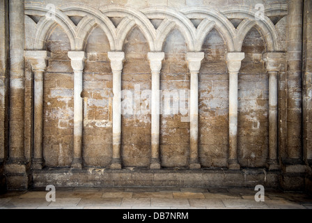 Dettaglio dall'interno di Peterborough Cathedral, la parete della navata Foto Stock