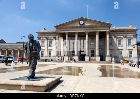 Statua di Harold Wilson (Signore Wilson di Rievaulx) al di fuori della stazione ferroviaria, Huddersfield, West Yorkshire Foto Stock