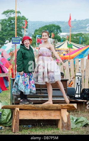 Glastonbury Festival 2013 - La musica e la danza agiscono nel campo di guarigione. Foto Stock