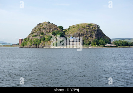 Dumbarton Rock con Dumbarton Castle sul fiume Clyde nel West Dunbartonshire Scozia Scotland Foto Stock