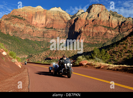 Harley Davidson Moto su Red road di Sion Park Boulevard - Monte Carmelo U.S. Autostrada 9, nella parte anteriore delle Torri del Foto Stock