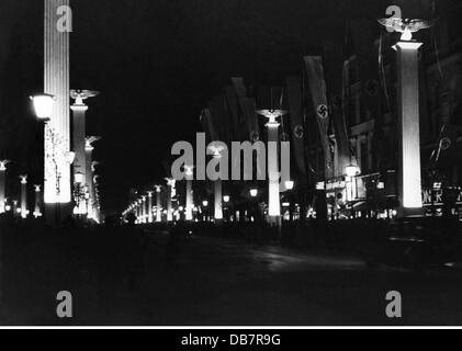 Nazismo / nazionalsocialismo, propaganda, apertura del nuovo asse della città Est-Ovest, Berlino, in occasione del 50° compleanno di Adolf Hitler, 20.4.1939, colonne illuminate, diritti aggiuntivi-clearences-non disponibili Foto Stock