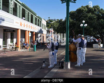 Dh Napier, Nuova Zelanda Art deco festival weekend music band giocando fuori Masonic Hotel Foto Stock