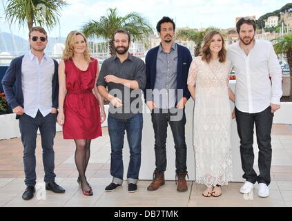 Brady Corbet, Louisa Krause, produttore Josh Mond, produttore Antonio Campos, Elizabeth Olsen e Direttore Sean Durkin 2011 Festival Internazionale del Cinema di Cannes - Giorno 5 - Martha Marcy può Marlene - Photocall Cannes, Francia - 15.05.11 Foto Stock