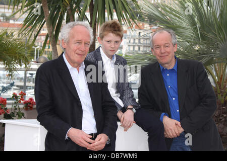 Co-Directors Jean-Pierre Dardenne (l) e Luc Dardenne e kid attore Thomas Doret 2011 Festival Internazionale del Cinema di Cannes - Giorno 5 - il bambino con una bici - Photocall Cannes, Francia - 15.05.11 Foto Stock