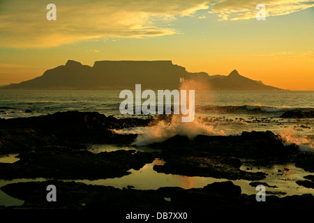 Sud Africa - Cape Town - Table Mountain View Table Bay Table Mountain Blouberg tramonto su Cape Town Oceano Atlantico onde Foto Stock