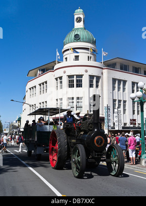 Dh Marine Parade Napier, Nuova Zelanda Art Deco festival weekend con trazione a vapore il motore TG edificio a cupola 1930s Foto Stock