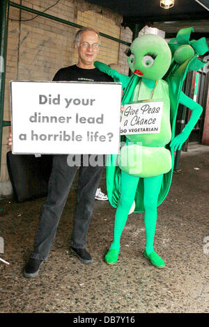 Bernard Goetz sul Veggie Pride Parade 2011 promuovere il vegetarianismo e il mangiare sano New York City, Stati Uniti d'America - 15.05.11 Foto Stock