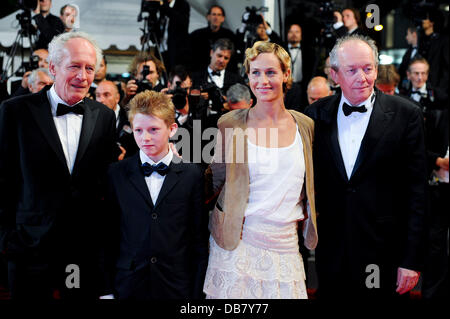 Direttore Jean-Pierre Dardenne, attore Thomas Doret, attrice Cecile de France e direttore Luc Dardenne 2011 Festival Internazionale del Cinema di Cannes - Giorno 5 - il bambino con la bici - Premiere Cannes, Francia - 15.05.11 Foto Stock