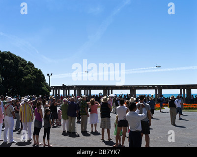 dh Marine Parade NAPIER NUOVA ZELANDA persone Art Deco fine settimana aerobatico volo aereo visualizzare mostra folla nuovo zealanders festival guardare Foto Stock