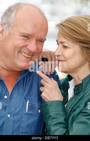 Peter Lindbergh e Charlotte Rampling 2011 Festival Internazionale del Cinema di Cannes - Giorno 6 - Il Look - Photocall Cannes, Francia - 16.05.11 Foto Stock