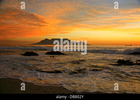 Sud Africa - Cape Town - Table Mountain View Table Bay Table Mountain Blouberg tramonto su Cape Town Oceano Atlantico onde Foto Stock