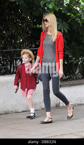 Modello tedesco Claudia Schiffer prende la sua figlia clementina - scuola di Londra, Inghilterra - 17.05.11 Foto Stock