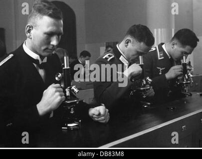 Nazismo / nazionalsocialismo, militare, servizio medico, istruzione, chirurgo militare accademia a Berlino, studenti della marina, dell'esercito e della forza aerea al microscopio, 1937, diritti aggiuntivi-clearences-non disponibile Foto Stock