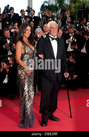 Jean-Paul Belmondo; Barbara Gandolfi 2011 Festival Internazionale del Cinema di Cannes - Giorno 7 - Il Castoro - Premiere - Cannes, Francia - 17.05.11 Foto Stock