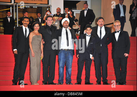 (L-R) attori Tenoch Huerta, Dolores Heredia, Cannes Film Festival delegato Thierry Fremaux, direttore Everardo gotta, Vikram Chatwal, Kristyan Ferrer, Carlos Bardem, 2011 Festival Internazionale del Cinema di Cannes - Giorno 7 - Dias de Gracia - Premiere Cannes, Francia - 17.05.11 Foto Stock