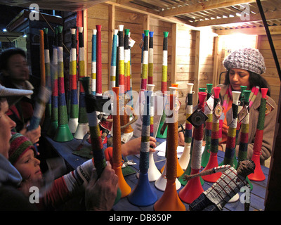 Gli appassionati di calcio comprare vuvuzelas, 2010 FIFA World Cup Soccer in Sud Africa Foto Stock