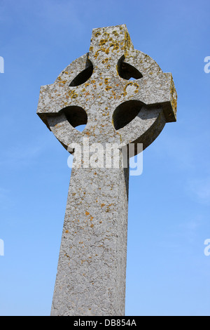 Pietra Croce celtica dell'isola di Llanddwyn Memoriale di guerra imposta contro il cielo blu Foto Stock