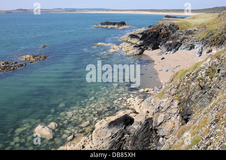 Sulla costa dell Isola di Llanddwyn, Anglesey, Galles Foto Stock