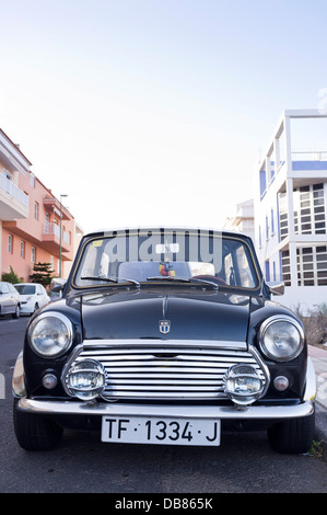 Mini Cooper 1300, 1978 modello in nero con tetto bianco parcheggiato a lato della strada in Tenerife, Isole Canarie, Spagna, Foto Stock