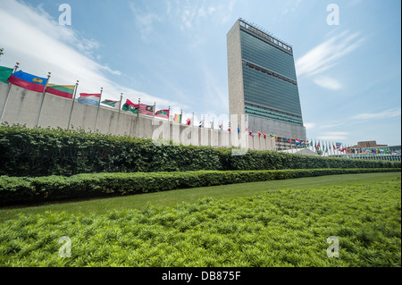 Un ampio angolo di vista guardando fino al palazzo delle Nazioni Unite, New York Foto Stock