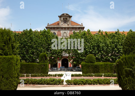 Plaza de Armas e dolore scultura davanti al parlamento catalano edificio Barcellona Catalonia Spagna Foto Stock
