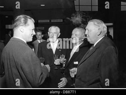 Willy, 18 Dicembre 1913 - 8. 10.1992, politico tedesco (DOCUP), sindaco di Berlino 3.10.1957 - 1.12.1966, con il sig. Weinitschke, Dr. Mörtzsch e ministro federale dell'Economia Ludwig Erhard, apertura della mostra industriale tedesca, Berlino Ovest, 12.9.1959, Foto Stock