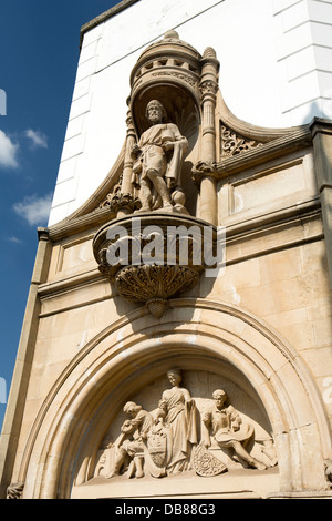 Regno Unito, Inghilterra, Birmingham, Jewellery Quarter, Warstone Lane, scultura sopra le porte della banca HSBC Foto Stock